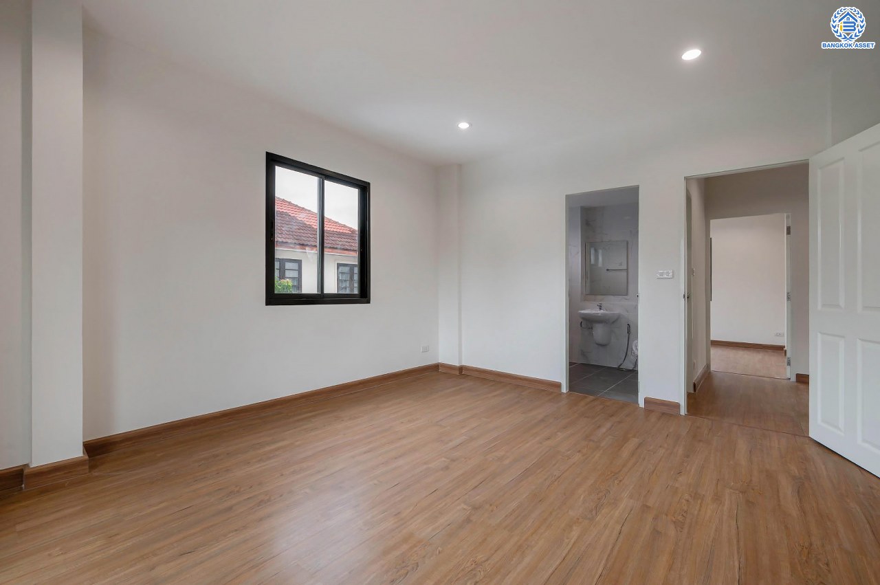 บ้านมือสองตกแต่งใหม่ คุณภาพแบรนด์ LH โครงการ ชลลดา บางบัวทอง เนื้อที่ 83 ตร.ว. ตกแต่งหรูหรา ฟังก์ชันจัดเต็ม 5 ห้องนอน 3 ห้องน้ำ จอดรถได้ 2 คัน พร้อม Facilities ครบ! บนทำเลคุณภาพ เชื่อมต่อได้หลายเส้นทาง ใกล้เซ็นทรัลเวสต์เกต และรถไฟฟ้า "สถานีบางพลู"